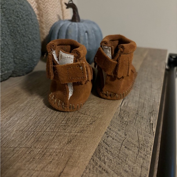 Brown baby Minnetonka moccasins - Picture 2 of 4
